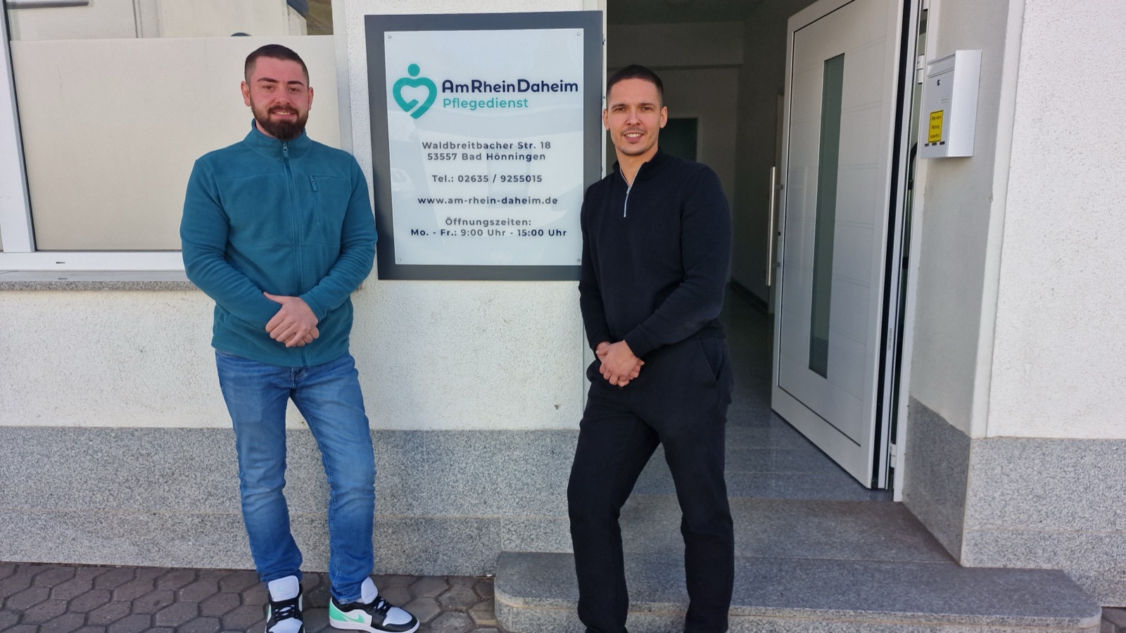 Lukas Steinhorst und Tarek Mansour – Gründer von Am Rhein Daheim vor dem Pflegedienst in Bad Hönningen